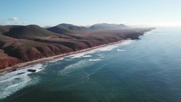 Letecký Pohled Pláž Legzira Klenutými Skalami Pobřeží Atlantiku Maroku — Stock video