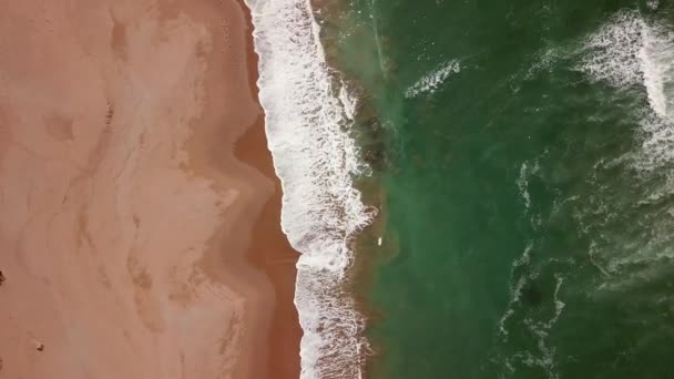 Aerial Dönthető Kilátás Óceán Hullámok Homokos Strand Atlanti Óceán Partján — Stock videók