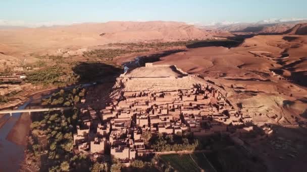 Vista Aérea Sobre Kasbah Ait Ben Haddou Nas Montanhas Atlas — Vídeo de Stock