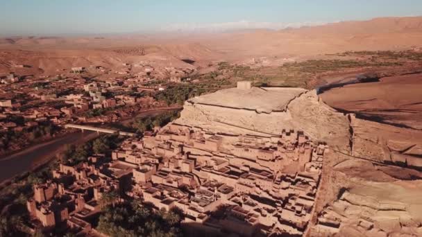 Vista Aérea Sobre Kasbah Ait Ben Haddou Nas Montanhas Atlas — Vídeo de Stock