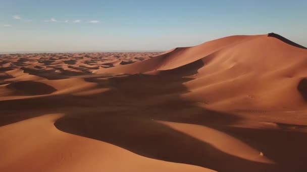 非洲日出时撒哈拉沙漠大沙丘上的空中景观 — 图库视频影像