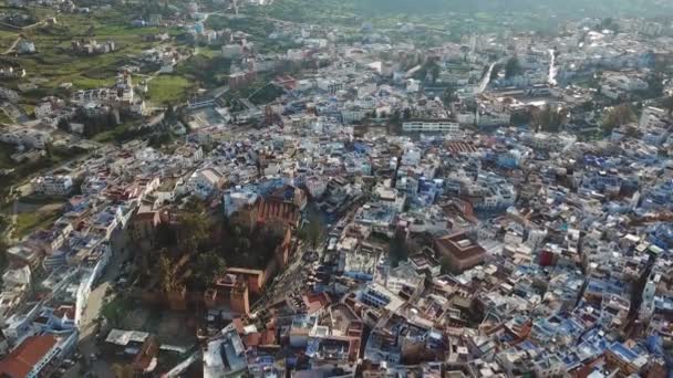 摩洛哥Chefchaouen市著名的麦地那蓝色古城的空中景观 — 图库视频影像
