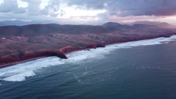 Vista Aérea Praia Legzira Com Rochas Arqueadas Costa Atlântica Pôr — Vídeo de Stock