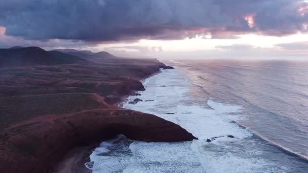 摩洛哥落日时分 在莱吉拉海滩上的空中景观 岛上有拱形的岩石 — 图库视频影像