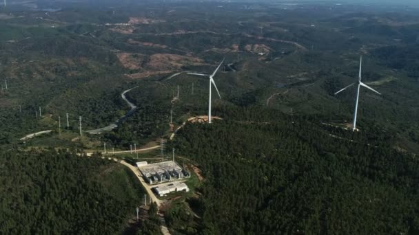Rüzgar Çiftliği Elektrik Enerji Istasyonundaki Rüzgar Türbinlerinin Hava Görüntüsü — Stok video