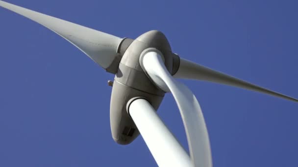 风力发电机组或风力涡轮机在风力发电机组上的旋转特写 — 图库视频影像