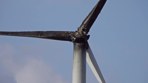 Verbrande Beschadigde Windturbine Tegen Blauwe Lucht — Stockvideo