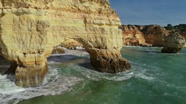 葡萄牙阿尔加维Praia Marinha附近岩石悬崖和海浪的空中圆形景观 — 图库视频影像