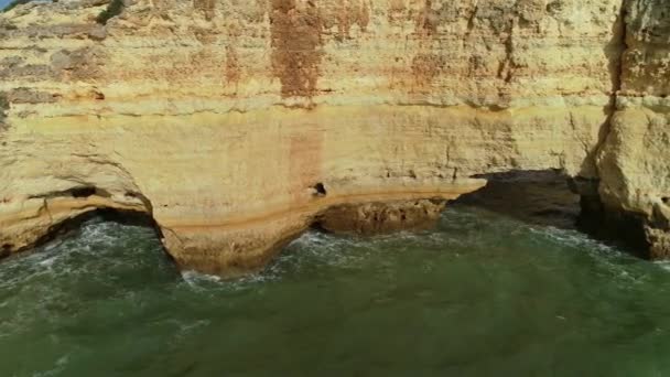 Εναέρια Θέα Βράχους Βράχων Και Κύματα Κοντά Στην Praia Marinha — Αρχείο Βίντεο