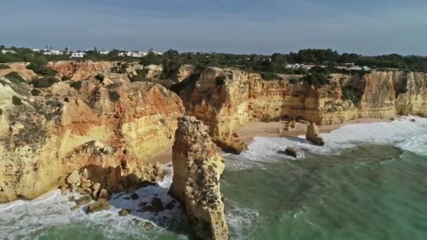 Vista Aérea Sobre Acantilados Rocosos Olas Cerca Praia Marinha Algarve — Vídeo de stock