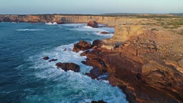 Luchtfoto Atlantische Kust Met Rotsen Golven Bij Zonsondergang Portugal — Stockvideo