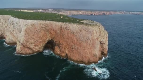 Αεροφωτογραφία Στην Ακτή Του Ατλαντικού Βραχώδη Ακρωτήριο Και Κύματα Στην — Αρχείο Βίντεο