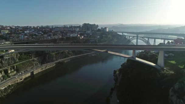 Vliegen Bruggen Rivier Douro Porto Morgens Portugal — Stockvideo