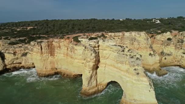 Vista Aerea Rotonda Scogliere Rocciose Onde Vicino Praia Marinha Algarve — Video Stock