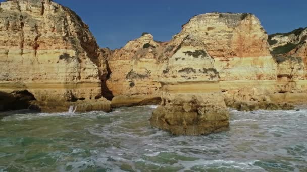 アルガルヴェ ポルトガル 4Kのプライア マリーニャ付近の岩の崖と波の航空写真 — ストック動画
