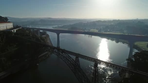 Flyger Över Broar Och Dourofloden Porto Morgonen Portugal — Stockvideo