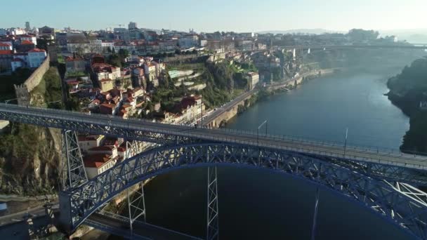 Voando Sobre Ponte Dom Luis Bairro Histórico Porto Pela Manhã — Vídeo de Stock