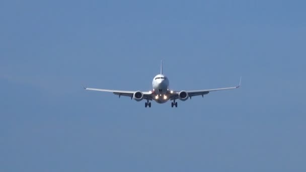 Passagierflugzeug Vor Der Landung — Stockvideo