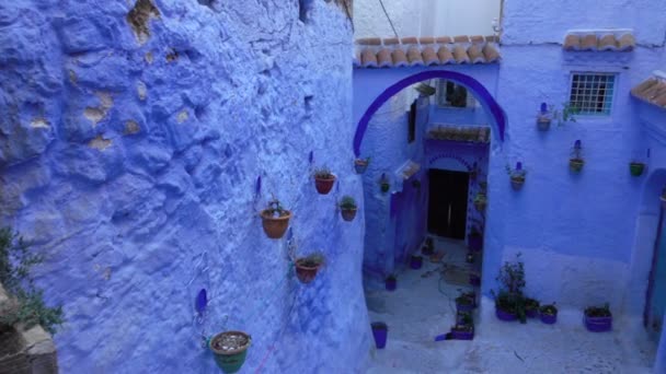 Panorama Tradycyjnej Niebieskiej Ulicy Kolorowymi Doniczkami Wewnątrz Medina Chefchaouen Maroko — Wideo stockowe
