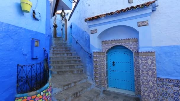 Panorama Der Traditionellen Alten Blauen Straße Mit Farbtöpfen Der Medina — Stockvideo