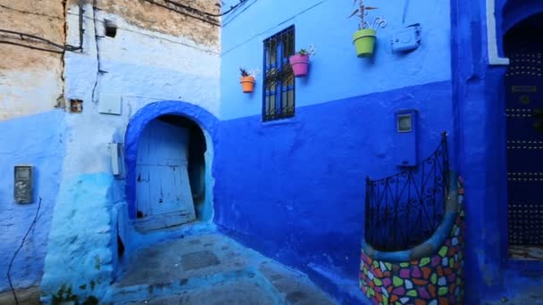 Panorama Der Traditionellen Alten Blauen Straße Mit Farbtöpfen Der Medina — Stockvideo