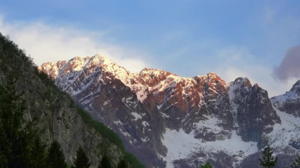 Picos Montanha Nevado São Iluminados Pela Luz Rosa Sol Poente — Vídeo de Stock