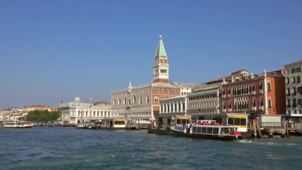 이탈리아 그란데 운하를 항해하는 배에서 베네치아의 피아자 마르코에 도제의 — 비디오