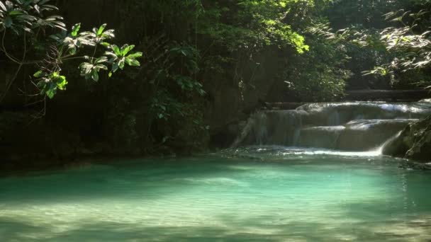 Einer Der Wasserfälle Der Erawan Kaskade Der Provinz Kanchanaburi Thailand — Stockvideo