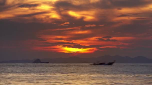 ロングテールボートは 日没で海で高速セーリング4K — ストック動画