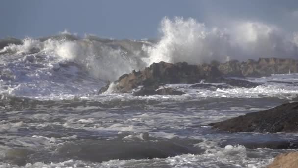 Salpicaduras Del Océano Atlántico Grandes Olas Sobre Acantilados Cámara Lenta — Vídeo de stock