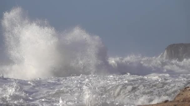 Salpicos Oceano Atlântico Ondas Grandes Sobre Falésias Câmera Lenta — Vídeo de Stock