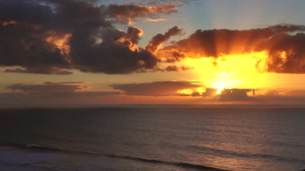 Hermoso Paisaje Con Puesta Sol Las Nubes Dramáticas Sobre Océano — Vídeo de stock