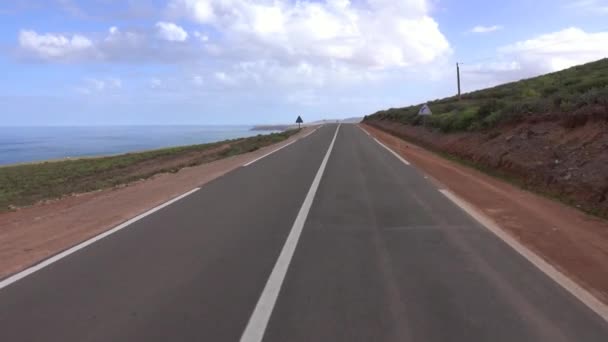 Θέα Από Αυτοκίνητο Που Οδηγεί Στο Δρόμο Κατά Μήκος Της — Αρχείο Βίντεο