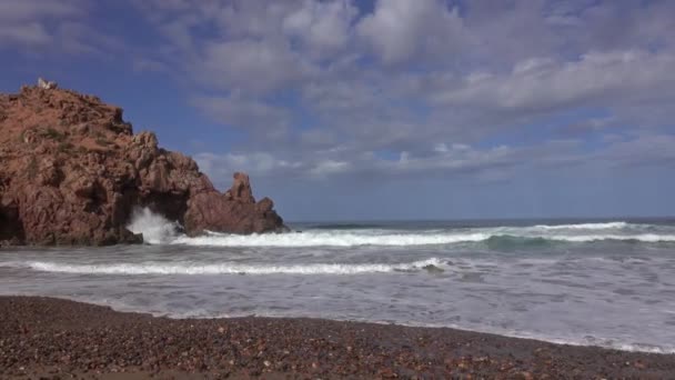 Sidi Mohammed Ben Abdellahビーチ 大西洋岸 モロッコ パノラマ4Kにアーチ型の岩がある風景 — ストック動画