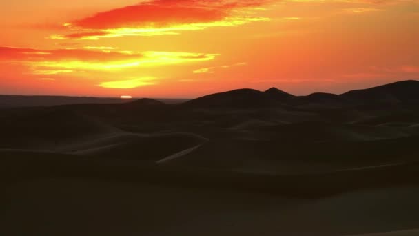 日出时分 撒哈拉沙漠一片荒凉的风景 使时间越变越长4K — 图库视频影像