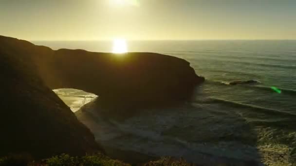モロッコの日没時に大西洋岸にアーチ型の岩とLegziraビーチ タイムラプス4K — ストック動画