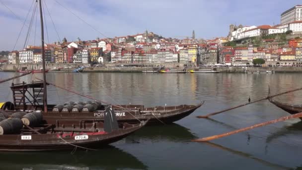 Porto Portogallo Circa Feb 2019 Barche Tradizionali Con Botti Sul — Video Stock