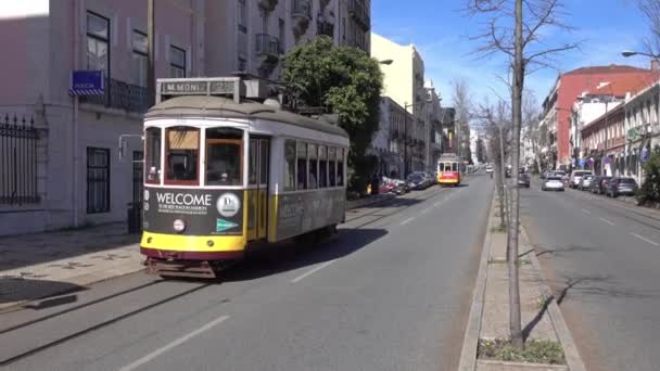 Lisbon Portugal Circa Feb 2019 28号线里斯本电车被认为是里斯本的主要景点之一 穿过格拉卡 阿尔法玛 拜萨和埃斯特雷拉等旅游区 — 图库视频影像