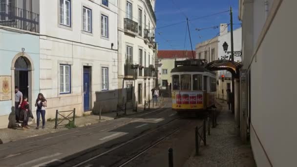 Лиссабонский Трамвай Номер Который Считается Одной Главных Достопримечательностей Города Проходит — стоковое видео