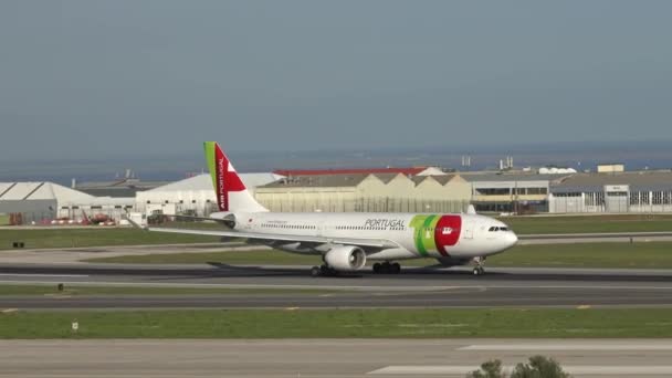 Lisbon Portugal Circa Feb 2019 来自葡萄牙航空公司的A330 Toi空中客车在里斯本机场起飞 — 图库视频影像