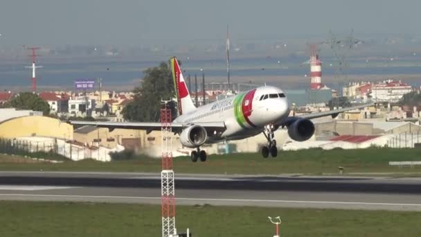 Lisbon Portugal Circa Feb 2019 Airbus A320 Tnj Van Tap — Stockvideo