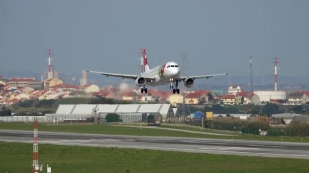 Lisbon Portugal Circa Feb 2019 来自葡萄牙航空公司的空中客车A320即将降落在里斯本机场 — 图库视频影像