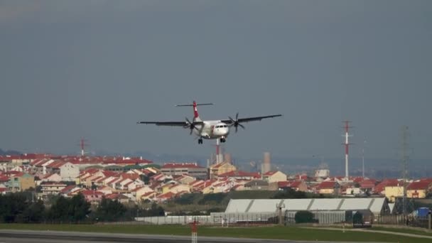 Lisbon Portugal Circa Feb 2019 来自Tap Express航空公司的螺旋桨飞机Atr 600 Djb正在里斯本机场着陆 — 图库视频影像