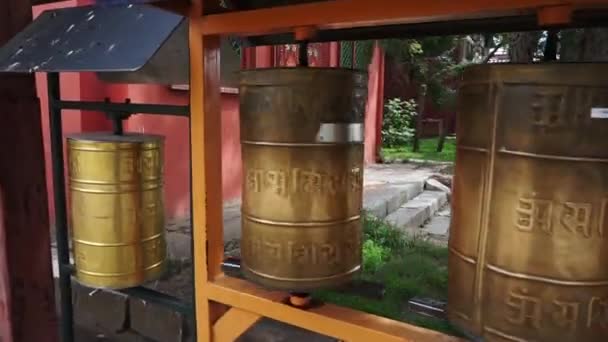 Прогулянки Обертових Молитовних Колесах Буддійському Монастирі — стокове відео