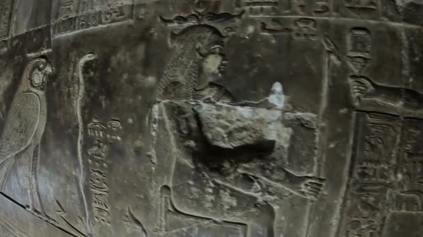 Hieroglyfiska sniderier i antik egyptisk grav — Stockvideo