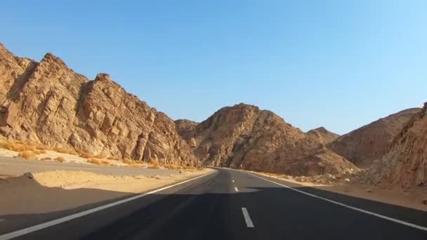 Strada attraverso il deserto e le montagne in Egitto — Video Stock