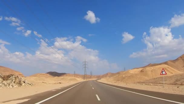 Estrada através do deserto e montanhas no Egito — Vídeo de Stock