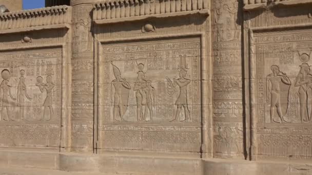 Hieroglyfické řezby ve starověkém egyptském chrámu — Stock video