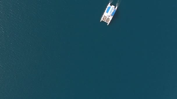 Eenzame zeilboot op het zeeoppervlak. Bovenaanzicht vanuit de lucht — Stockvideo