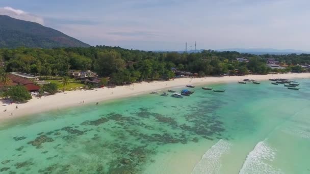 Vista aérea na ilha Ko Lipe, na Tailândia — Vídeo de Stock